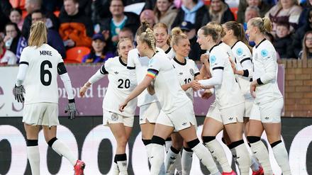 Jubel über vier Tore: die DFB-Frauen in Schottland