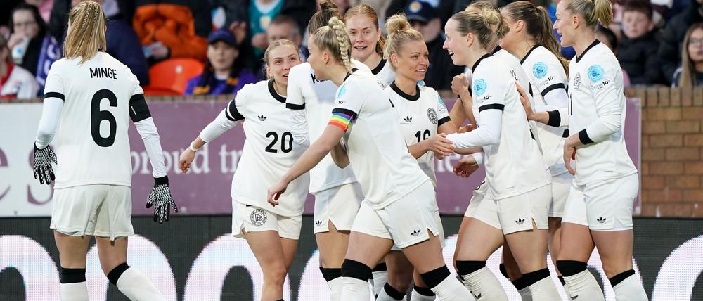 Jubel über vier Tore: die DFB-Frauen in Schottland
