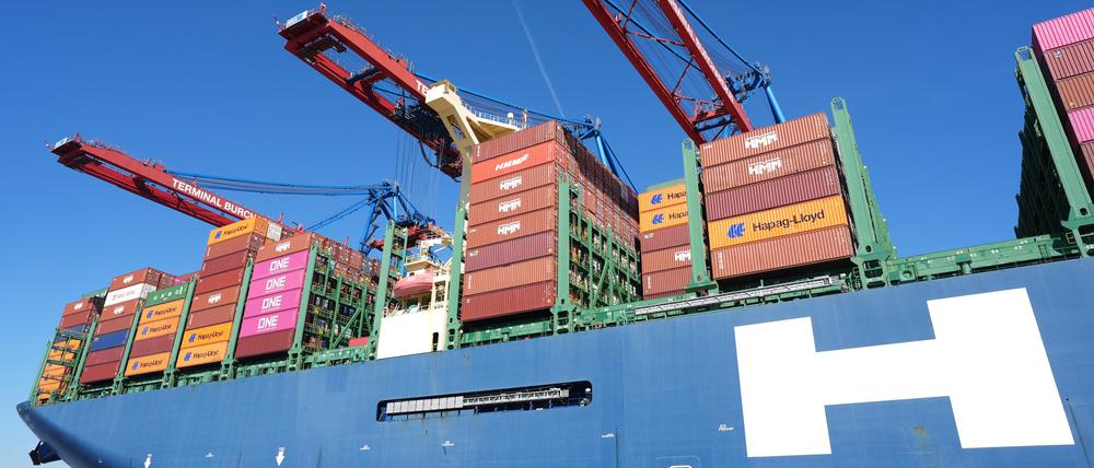 Ein Containerschiff wird am Containerterminal Burchardkai (CTB) im Hamburger Hafen abgefertigt. US-Präsident Donald Trump hat ein gewaltiges Zollpaket verkündet, das auch die Europäische Union hart trifft.