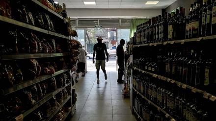 People make purchases on the day that INDEC announces the percentage of inflation in February, in Buenos Aires, Argentina, 12 March 2020. Consumer prices in Argentina registered a year-on-year increase of 50.3% last February, the National Institute of Statistics and Censuses Indec reported on Thursday. EFE / Juan Ignacio Roncoroni Consumer prices in Argentina rose 50.3% yoy in February ACHTUNG: NUR REDAKTIONELLE NUTZUNG PUBLICATIONxINxGERxSUIxAUTxONLY Copyright: xJuanxIgnacioxRoncoronix AME4115 20200312-637196470999942445