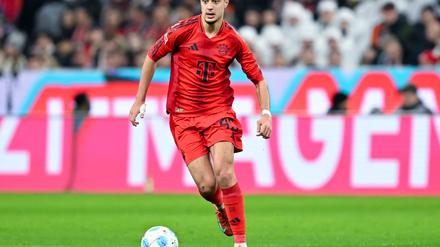 Aleksandar Pavlovic bei seinem letzten Einsatz vor der Erkrankung im Februar gegen Eintracht Frankfurt.