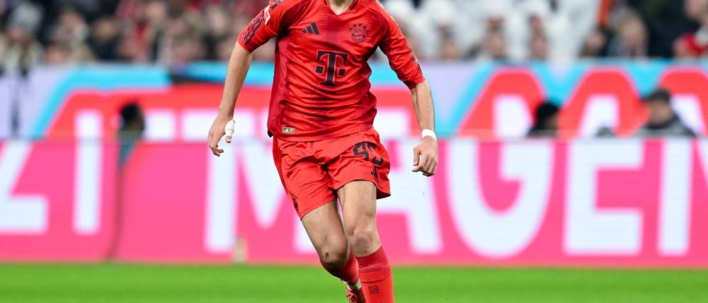 Aleksandar Pavlovic bei seinem letzten Einsatz vor der Erkrankung im Februar gegen Eintracht Frankfurt.