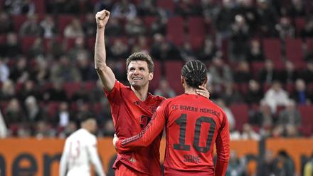 Thomas Müller bejubelte am Freitagabend noch den Sieg der Bayern in Augsburg.