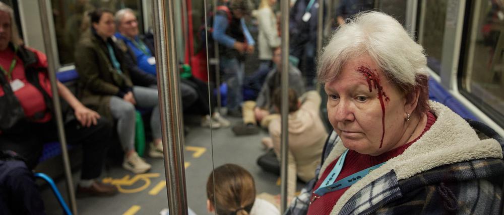 Feuerwehr, Bundes- und Landespolizei sowie die Deutsche Bahn bereiten sich mit der Übung inklusive geschminkter Komparsen auf den Notfall vor.