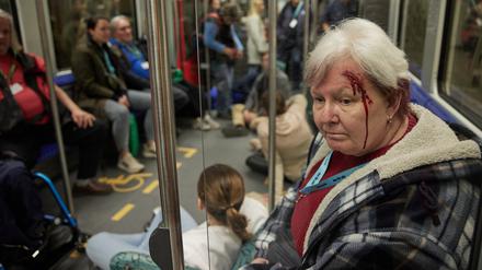 Geschminkte Komparsen nehmen in einer S-Bahn am Bahnhof Potsdamer Platz an einer Notfall-Übung von S-Bahn, Feuerwehr, Bundes- und Landespolizei teil. Geübt wird die Evakuierung einer S-Bahn im Tunnel. 