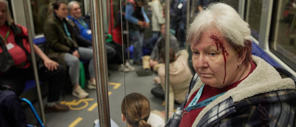 Geschminkte Komparsen nehmen in einer S-Bahn am Bahnhof Potsdamer Platz an einer Notfall-Übung von S-Bahn, Feuerwehr, Bundes- und Landespolizei teil. Geübt wird die Evakuierung einer S-Bahn im Tunnel.
