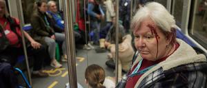 Geschminkte Komparsen nehmen in einer S-Bahn am Bahnhof Potsdamer Platz an einer Notfall-Übung von S-Bahn, Feuerwehr, Bundes- und Landespolizei teil. Geübt wird die Evakuierung einer S-Bahn im Tunnel. 