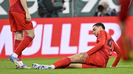 Jamal Musiala verletzte sich beim Sieg in Augsburg am Freitag.