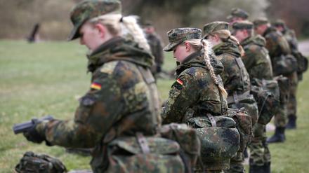 Soldaten der Bundeswehr üben im Rahmen ihrer Grundausbildung an Handfeuerwaffen.