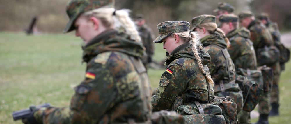 Soldaten der Bundeswehr üben im Rahmen ihrer Grundausbildung an Handfeuerwaffen.
