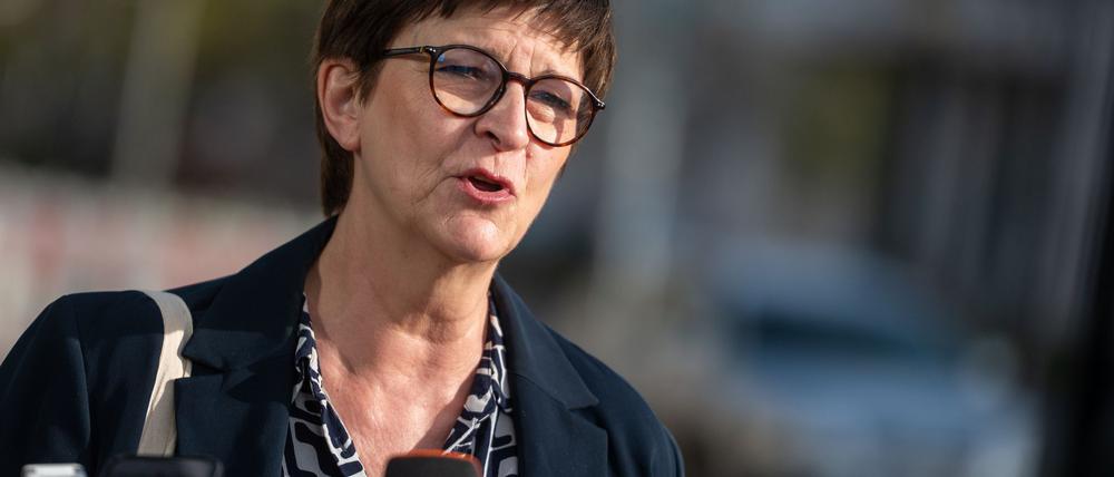 SPD-Chefin Saskia Esken äußert sich vor der Fortsetzung der Verhandlungen in der CDU-Zentrale in Berlin.