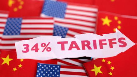 China wird mit insgesamt 54 Prozent Zöllen belegt. Teuer wird das vor allem für US-amerikanische Verbraucher.
