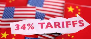 China wird mit insgesamt 54 Prozent Zöllen belegt. Teuer wird das vor allem für US-amerikanische Verbraucher.