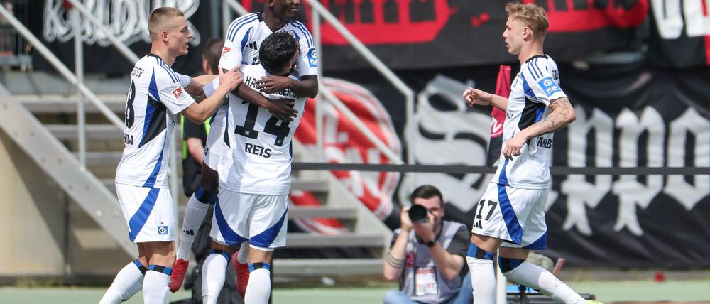 Obenauf: Jean-Luc Dompé wird nach seinem Tor zum 2:0 von den HSV-Kollegen gefeiert.