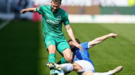 Die SpVgg Greuther Fürth mit Simon Asta (l) und Darmstadt mit Kilian Julian Corredor lieferten sich ein schwaches Zweitliga-Spiel.