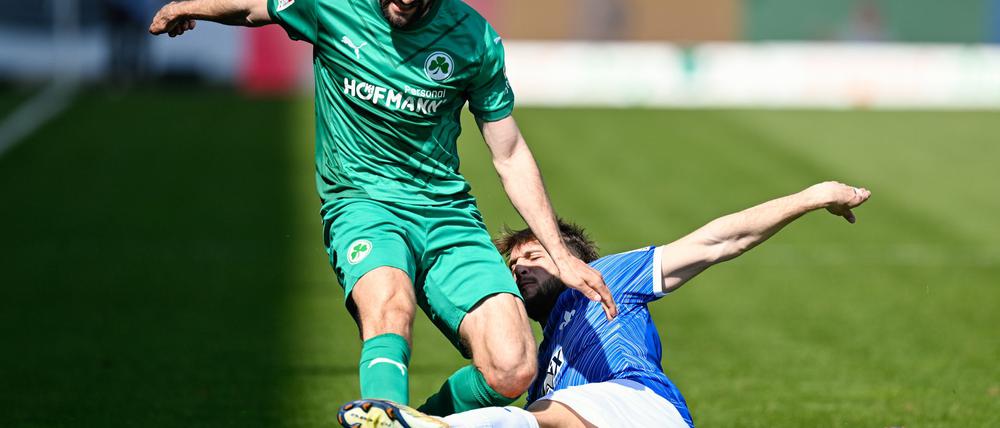 Die SpVgg Greuther Fürth mit Simon Asta (l) und Darmstadt mit Kilian Julian Corredor lieferten sich ein schwaches Zweitliga-Spiel.