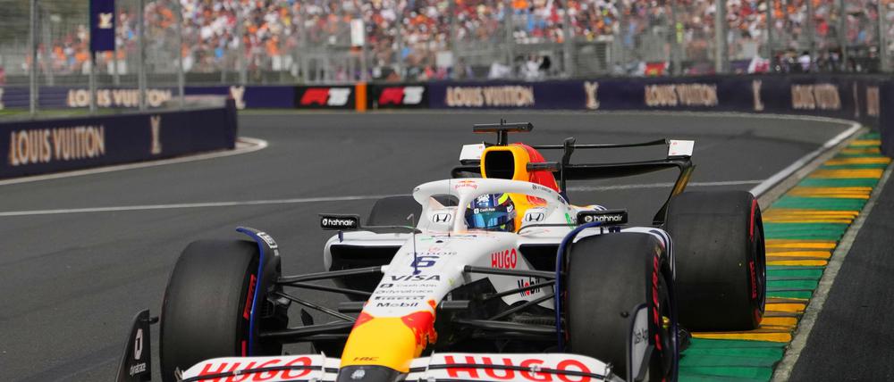 Isack Hadjar plagt sich in Suzuka mit seinem Gurt.
