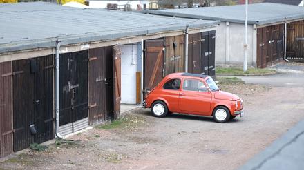 Ein Fiat 500 steht im Chemnitzer Garagenkomplex Schützenplatz. Anfang der 1970er Jahre gebaut ist die Anlage eine von zehn Stationen des Garagen-Parcours zum Kulturhauptstadtprojekt „#3000Garagen“.