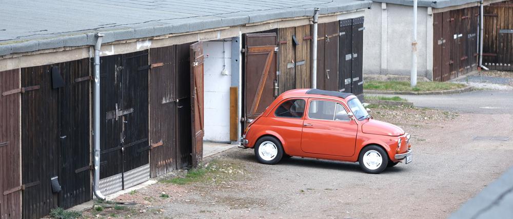 Ein Fiat 500 steht im Chemnitzer Garagenkomplex Schützenplatz. Anfang der 1970er Jahre gebaut ist die Anlage eine von zehn Stationen des Garagen-Parcours zum Kulturhauptstadtprojekt „#3000Garagen“.