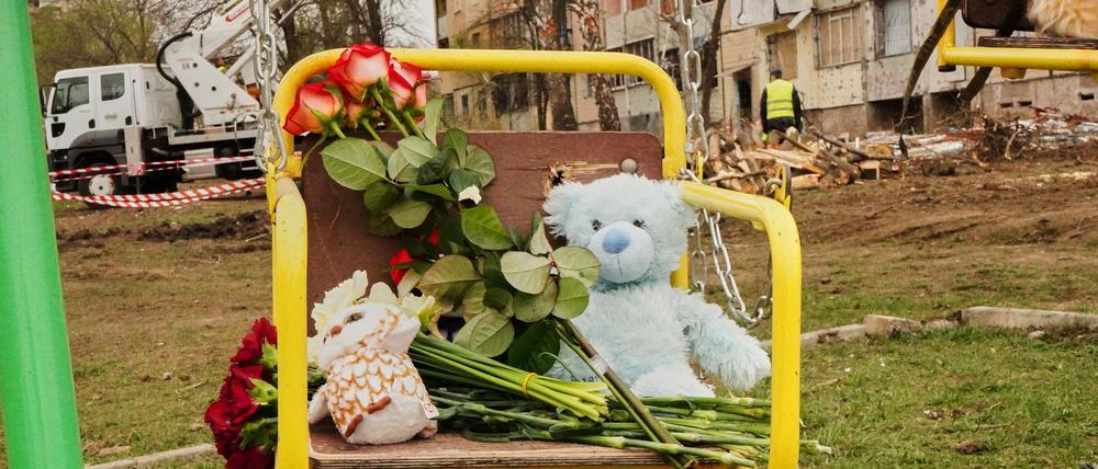Bei einem russischen Luftangriff in der Ukraine sind mehrere Kinder und Jugendliche getötet worden.