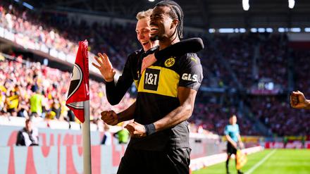 Carney Chukwuemeka erzielt sein erstes Tor im BVB-Trikot.