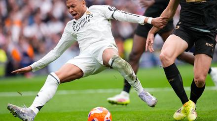 Ausgerutscht: Kylian Mbappé verliert mit Real Madrid gegen Valencia.