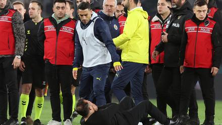 José Mourinho (M) nach seinem tätlichen Angriff.