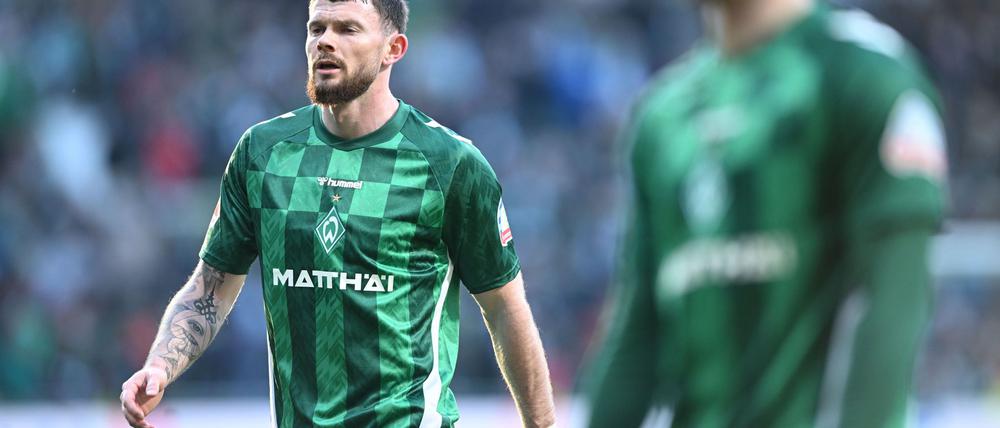 Schütze der Werder-Führung: der Schotte Oliver Burke (l).