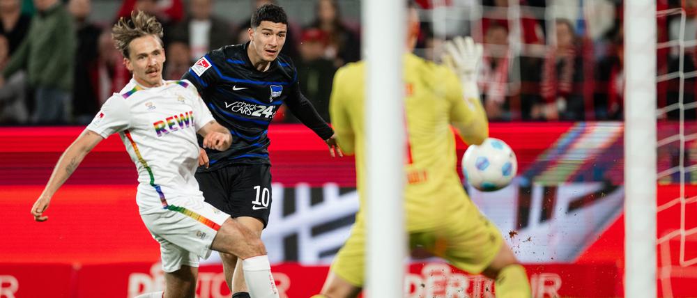 Die große Chance. Ibrahim Maza (Mitte) traf kurz vor der Pause den Pfosten. 