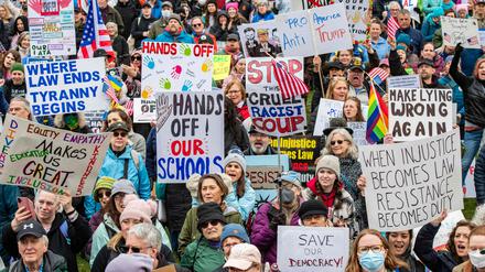 Hände weg! Zehntausende Menschen demonstrierten am Sonnabend in mehreren US-Städten gegen die Politik von Präsident Donald Trump, hier eine Szene aus Boston.