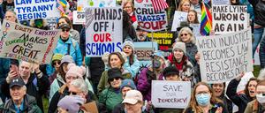Hände weg! Zehntausende Menschen demonstrierten am Sonnabend in mehreren US-Städten gegen die Politik von Präsident Donald Trump, hier eine Szene aus Boston.