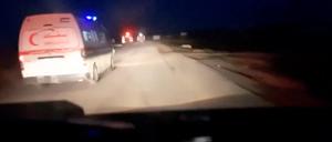 Ein Screenshot aus dem Video, das die gekennzeichneten und beleuchteten Rettungswagen zeigt.  
