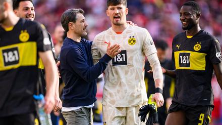 Glückwünsche vom Coach: Niko Kovac gratuliert Torhüter Gregor Kobel.