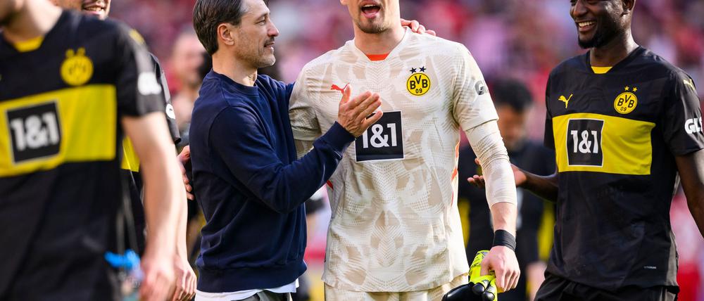 Glückwünsche vom Coach: Niko Kovac gratuliert Torhüter Gregor Kobel.