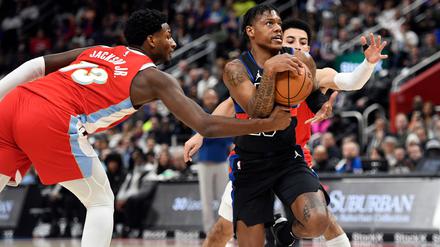 Die Detroit Pistons mit Marcus Sasser (M) verloren daheim gegen Memphis.