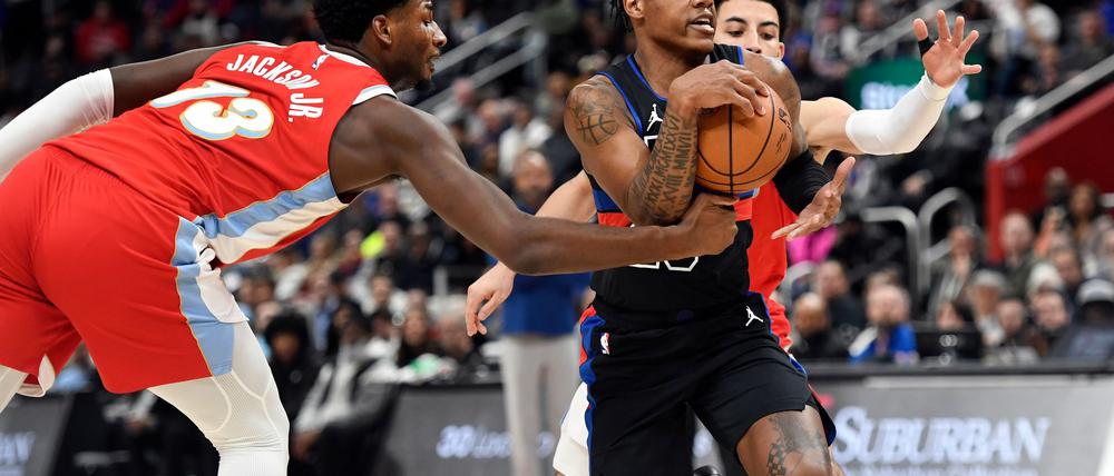 Die Detroit Pistons mit Marcus Sasser (M) verloren daheim gegen Memphis.