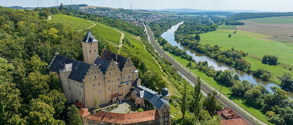 Sommerlicher Blick auf Schloss Mainberg bei Schweinfurt (Luftaufnahme mit einer Drohne). Die Gemeinde Schonungen in der Nähe von Schweinfurt sucht einen neuen Besitzer für das Schloss Mainberg, in dem Gunter Sachs geboren wurde.