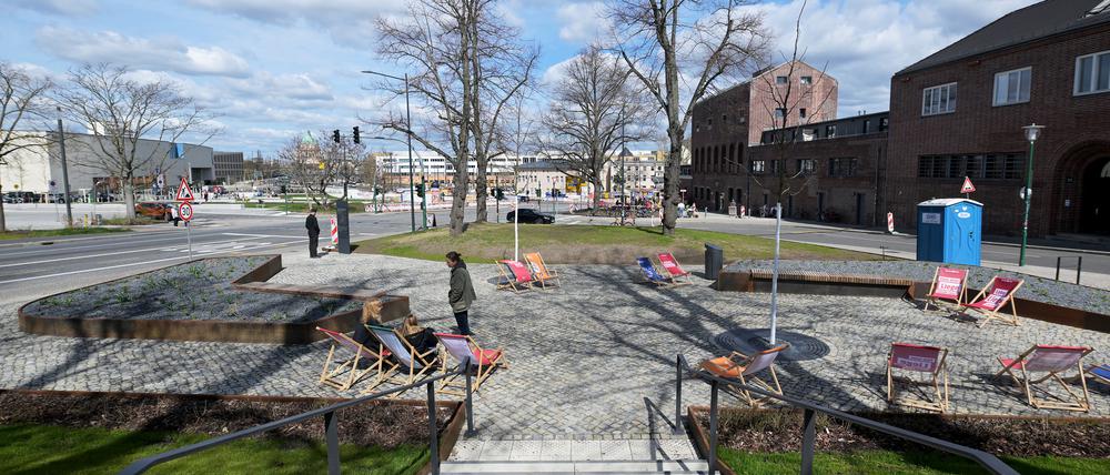 Der Platz Am Brauhausberg wurde nach Neugestaltung wieder für die Nachbarschaft nutzbar. Neue Sitzgelegenheiten und mehr Grün sind auf dem Stadtplatz,
Mit einem Nachbarschaftsfest wurde der Platz der Öffentlichkeit übergeben.
Das Foto zeigt den neu gestalteten Platz inkl. Eröffnungsfest
