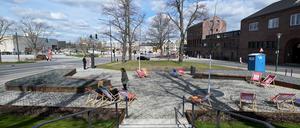 Der Platz Am Brauhausberg wurde nach Neugestaltung wieder für die Nachbarschaft nutzbar. Neue Sitzgelegenheiten und mehr Grün sind auf dem Stadtplatz, 
 Mit einem Nachbarschaftsfest wurde der Platz der Öffentlichkeit übergeben.
Das Foto zeigt den neu gestalteten Platz inkl. Eröffnungsfest