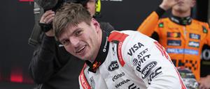 Da kann man sich schon mal freuen. Max Verstappen nach seinem Sieg in Suzuka.