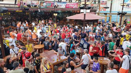  Das Partyvolk vergnügt sich im Bierkönig der In-Discothek in Arenal auf Mallorca.