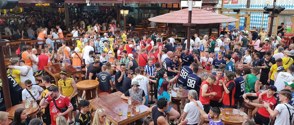  Das Partyvolk vergnügt sich im Bierkönig der In-Discothek in Arenal auf Mallorca.