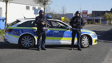 Die Polizei hat den Ort Weitefeld abgesperrt.