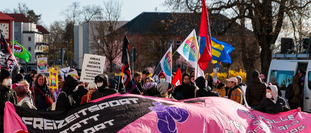 Demonstranten stellten sich in Jüterbog gegen den AfD-Parteitag.