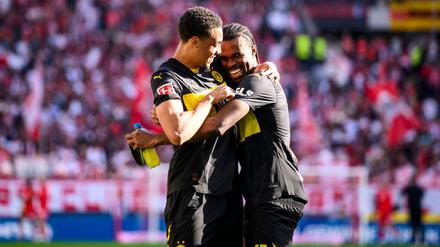 Felix Nmecha und Torschütze Carney Chukwuemeka jubeln über den Auswärtssieg.