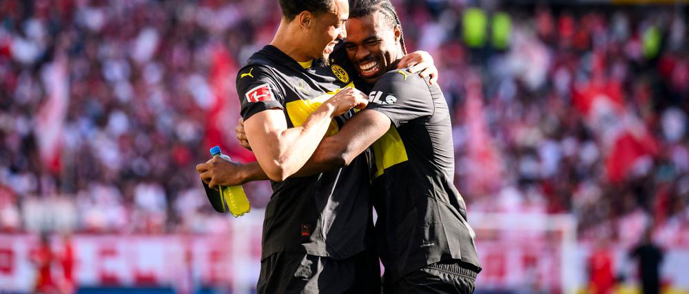 Felix Nmecha und Torschütze Carney Chukwuemeka jubeln über den Auswärtssieg.