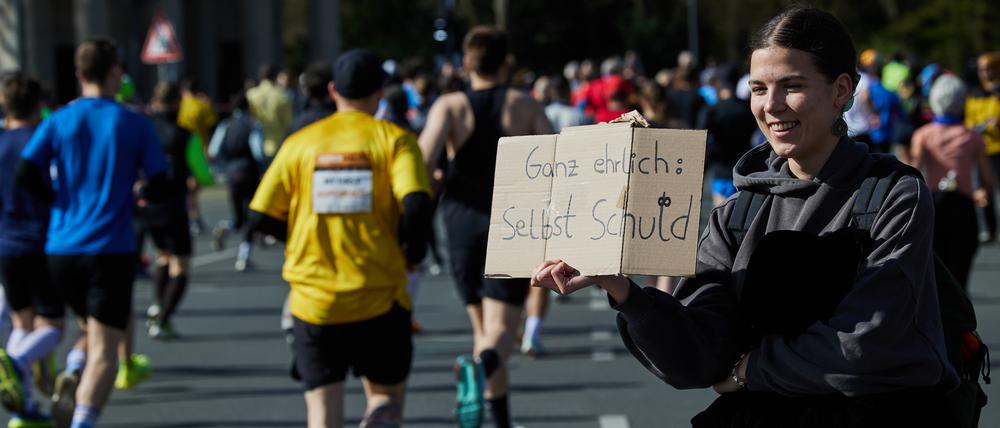 Humor an der Strecke. Eine Zuschauerin hat ein besonderes Schild mitgebracht. 