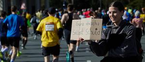 Humor an der Strecke. Eine Zuschauerin hat ein besonderes Schild mitgebracht. 