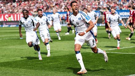 Robert Glatzel vom Hamburger SV (vorn) jubelt nach seinem Kopfballtor zum 3:0.