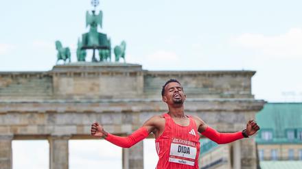 06.04.2025, Berlin: Der Äthiopier Gemechu Dida gewinnt den Berliner Halbmarathon. Foto: Joerg Carstensen/dpa +++ dpa-Bildfunk +++